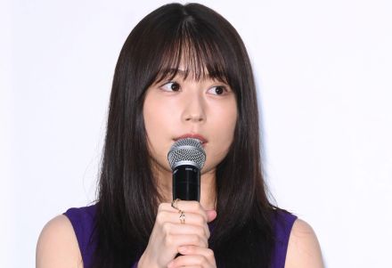 ＜有村架純＞美脚際立つ　キュートなミニ丈コーデに「どこぞの少女かと」「可愛いしかない」の声