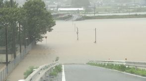 道路が冠水し“分断”　土砂に遮られた車も…台風10号ゆっくりと九州縦断中　飛行機“大揺れ”で機内に悲鳴