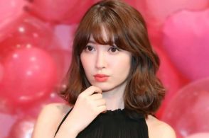 ＜小嶋陽菜＞“魅惑の美脚”際立つタイトワンピ　ポージングで魅了