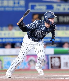 【アクシデント】西武山村崇嘉が足に自打球当て立ち上がれず…チーム関係者に肩を借りてベンチへ