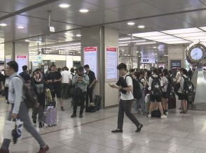 大勢が改札口付近で立ち往生…東海道新幹線が大雨のため全線で終日運転取りやめ 30日も一部区間で終日運休