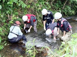 川魚の生息しやすい環境へ　富山の神通川水系で県立大生ら石積み作業