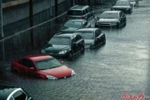 最悪廃車に…行けると思ってもダメ!! 冠水道路が超絶危険なワケ