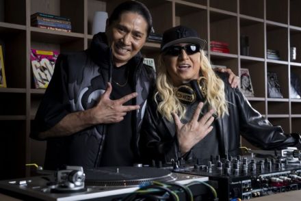 【新ユニット「B.O.C」で還暦超え再デビュー】SAMとDJ KOOが明かす「作曲した恩師・小室哲哉との対話」「ユニット名に込めた想い」