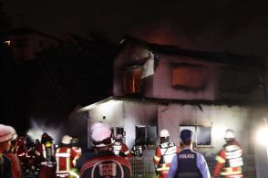 岡山・中区で民家全焼 2人の遺体　連絡取れない住人と同居家族か