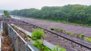 大分自動車道で大規模な土砂崩れ　大雨の影響、上下線ふさぐ　復旧の見通し立たず