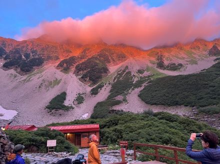 赤く染まった山肌…朝起きて眺めた光景に感嘆　3000m級の北アルプスは「九州の阿蘇とはまた違う…」