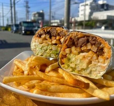 「近くのビーチで食べるのもお薦め」 具材たっぷりカリフォルニアブリトー、パンチのある味わいが好評