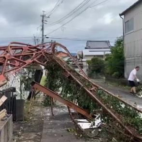 西都市でも突風被害　倉庫が跡形なく崩れ落ち折れ曲がった骨組みが道路をふさぐ