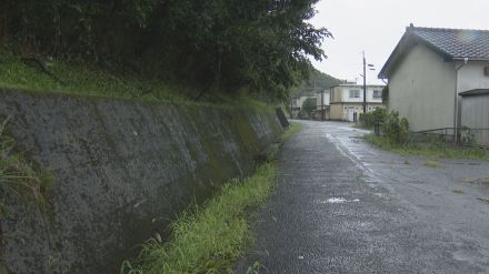 浅い溝の中に倒れていた女性がその場で死亡確認　台風の風や雨が影響した可能性も　警察がいきさつを捜査