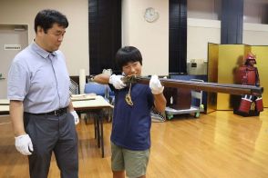 火縄銃や日本刀を触って学習、博物館の裏側体験ツアー