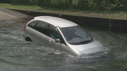 車が水没し閉じ込められたら…ヘッドレストで窓ガラスを割る　冠水した道路「行けるかも」は危険