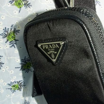 「プラダ」の新作を人気スタイリストがプッシュ！モダンなReNylonの黒バッグ…［PRADA］