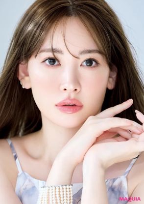 【小嶋陽菜さん】秋の始まりにもよく似合う、美肌際立つピュアなピンクメイク