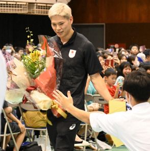 「自分はできると前向きに」男子バレー・西田有志選手が母校で講演