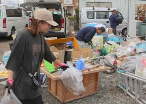 生活再建「先見えない」　片付け追われる被災者