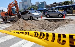 ソウルの陥没現場近くで道路下に新たな空洞か…路上で地盤沈下を確認