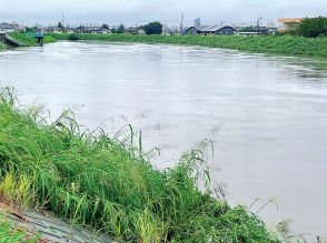 越水…川越の新河岸川、堤防を水が越えていた　坂戸、桶川、上尾、川島の川もあふれる　突風が屋根や塀を破壊　道路冠水など19カ所で通行止めに