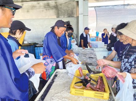 鮮魚販売にぎわう　恒例のお魚まつり　鹿児島県与論町