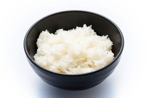 1人暮らしで基本外食なので「食費が月5万円」。節約のため自炊を始めたいのですが、炊いたご飯を炊飯器で保温するのと、小分けにして冷凍するのでは、どちらが節約になりますか？