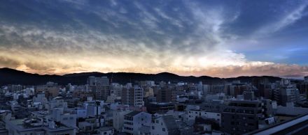 【速報】台風10号に連なる雲、夕日に照らされて　雨上がりの京都市から