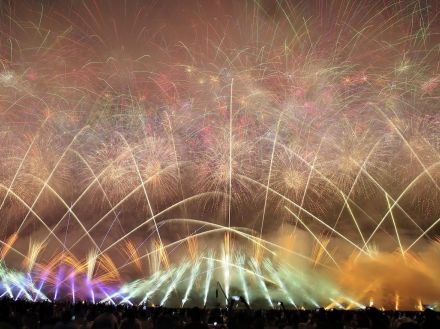 全国花火競技大会「大曲の花火」　台風の直撃免れ、夏の夜空を花火が彩る