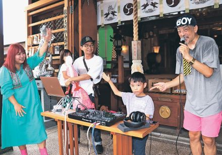 境内でディスコ、踊りや歌　富山の奥田神社、“小さなＤＪ”にノリノリ