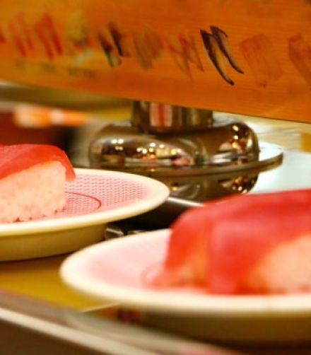 世界的”SUSHIブーム”で日本人が魚を買えなくなっている…！「サーモン価格は10年で2.5倍」庶民の味方「回転寿司」に迫る危機