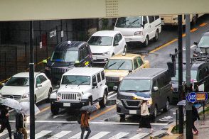 「それダメなの!?」意外と知られていない交通規則 実は違反だった信号待ちでの行動とは