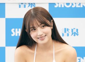 ＜花咲楓香＞グラビア界を席巻するルーキー　初写真集にかつてない大胆カット