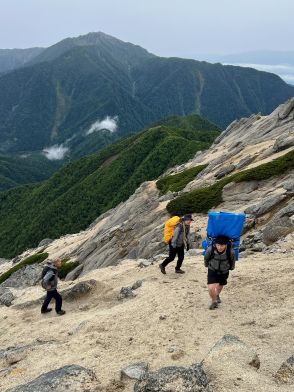 「甲斐駒ヶ岳」で知られる南アルプス駒ヶ岳　山頂に「東駒ヶ岳」の標識設置　伊那市側の名称、登山ルート200年記念で