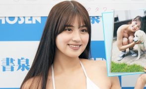 ＜花咲楓香＞胸にボールが！　グラビア界の“新人王候補”が野球水着に