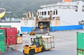 5日ぶりに定期船入港　物資供給再開に住民安堵