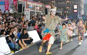 チョンダラーが子どもたち誘い一緒に踊る　勇壮な演舞、5万人魅了　うるま市エイサーまつり、9月1日まで