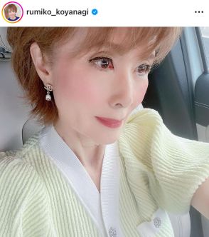 小柳ルミ子、松田聖子からの「誕プレ」カーディガン×ミニスカコーデに「着こなし最高」「スタイルキレイ」の声