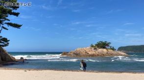 「助けて」　海水浴にきていたとみられる男性が消防のヘリコプターに救助される　鳥取県岩美町・浦富海岸