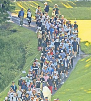 【女子ゴルフ】21歳初ラウンドに小林夢果「なんだかドキドキがありました」66で上がり8位に食い込む