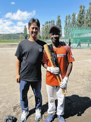 大谷翔平がフォローし話題のウガンダ出身独立リーガー、元竜戦士が野球用具贈り夢を後押し　