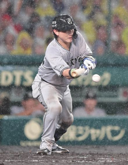 【巨人】雨脚強くなる中、７回に２点勝ち越し　２失策の門脇誠が適時打、小林誠司がスクイズ決める