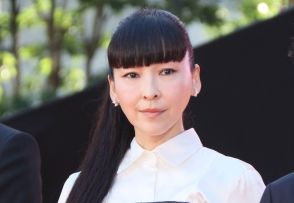 ＜今週のファッションチェック＞麻生久美子　大人可愛いモノトーンコーデ　ロングポニテ×太めアイラインでキリリ