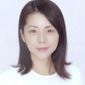 「まだまだいける！」44歳、吉岡美穂のJK制服姿に反響「若々しい」「現役でいけるね」「ヤバい。超カワイイ」