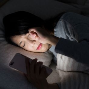 「視力」と認知症との意外な関係。スマホ、紫外線、飲酒…目への悪影響で視力が下がると、認知症リスクは約1.5倍に！【山田悠史医師】