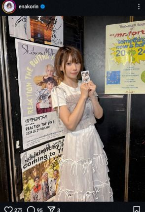 えなこ　“推しアイドル”とのチェキ公開、真っ白コーデ姿披露に「普通がこのカワイさ」「清楚でよき」