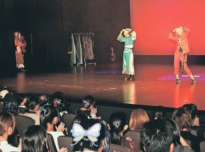 自慢のコスプレ衣装披露　富山駅周辺、愛好家集い撮影