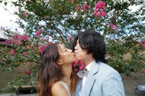 イ・ヒョリ＆イ・サンスンが熱いキス…結婚11周年祝う「おかげさまで元気に過ごしました」