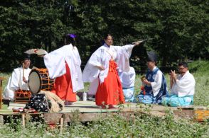 豊穣祝し「ようそろー」　そば畑で松前神楽奏上　北海道福島町