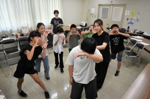 演じ伝える人形と戦争　福島市の荒井小児童が創作劇　２６日　１５０周年式典で披露