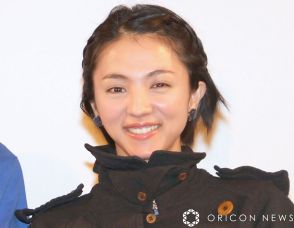 38歳・満島ひかり、美ボディあらわな水着でプカプカ　プールで開放的スタイル