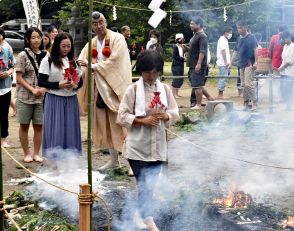 心頭滅却、所願成就へ火渡り　福島・いわきの赤井嶽薬師で柴燈大護摩供