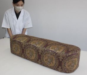 模造品「紫地鳳形錦御軾」を製作　聖武天皇ゆかりの肘置き、実用的に再現